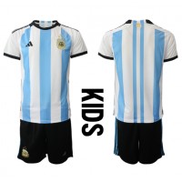 Camisa de time de futebol Argentina Replicas 1º Equipamento Infantil Mundo 2022 Manga Curta (+ Calças curtas)